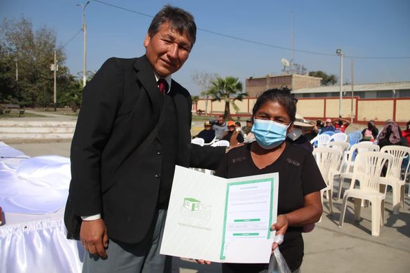 Alcalde Entrega títulos de propiedad en Centro Poblado Pampa San José Caraqueño
