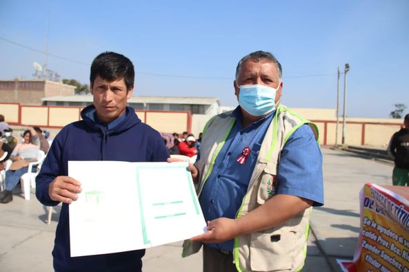 Alcalde Entrega títulos de propiedad en Centro Poblado Pampa San José Caraqueño