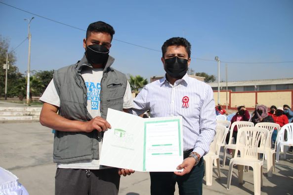 Alcalde Entrega títulos de propiedad en Centro Poblado Pampa San José Caraqueño