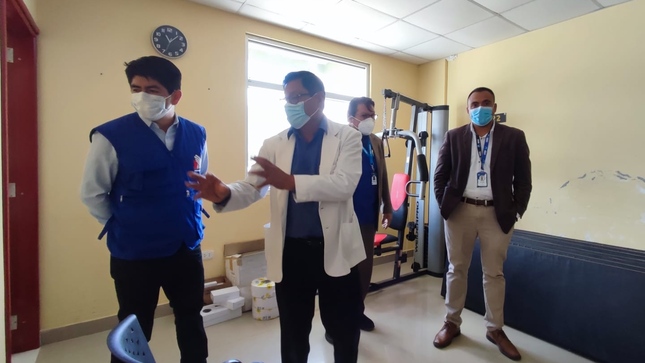 Foto de comisionada supervisando ambientes del centro médico