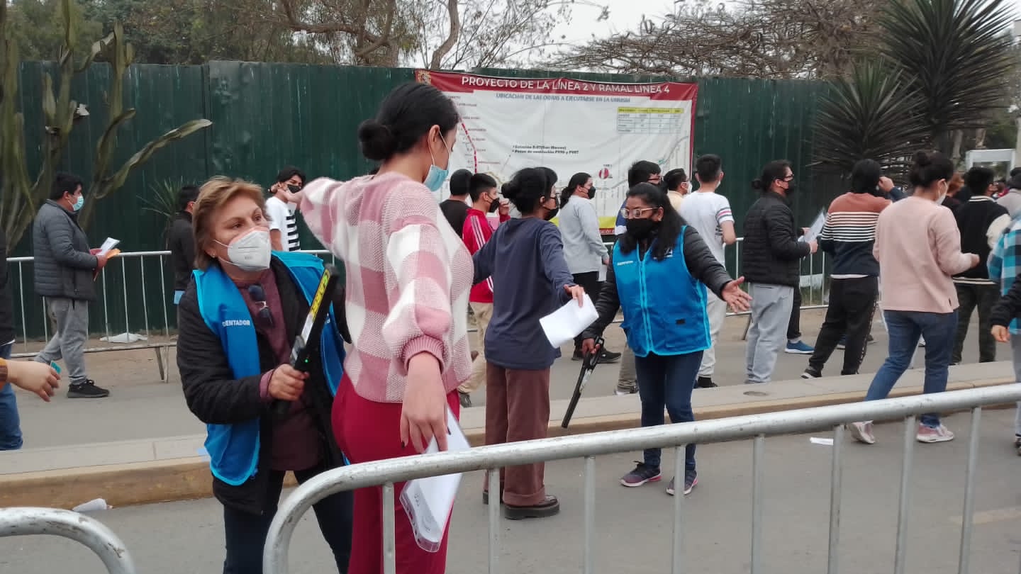 Foto de personal de seguridad en ingreso de la universidad