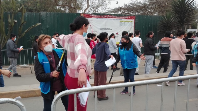 Foto de personal de seguridad en ingreso de la universidad 