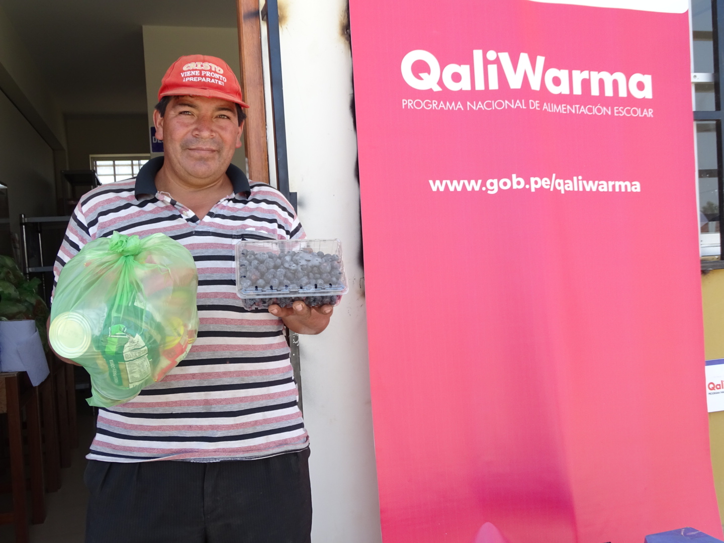 Entregan arándanos para complementar servicio alimentario escolar