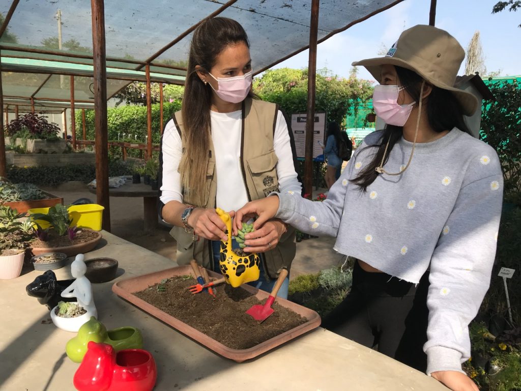 Dos mujeres realizando tareas de jardinería.