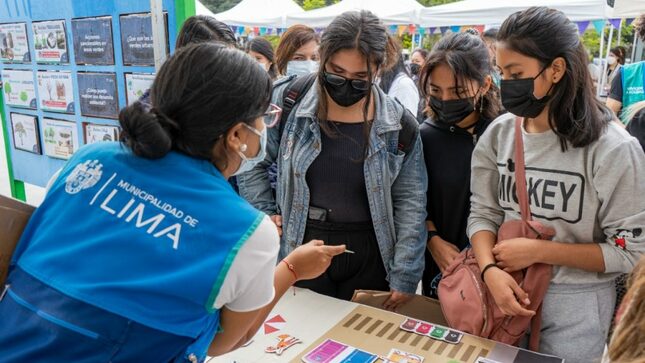 Jóvenes recibiendo información sobre educación ambiental.