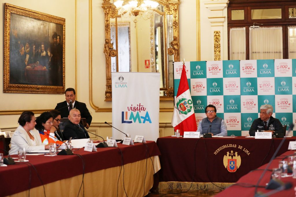 Alcalde Romero Sotelo realizando presentación ante congresistas de la República.