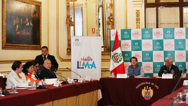 Alcalde Romero Sotelo realizando presentación ante congresistas de la República.