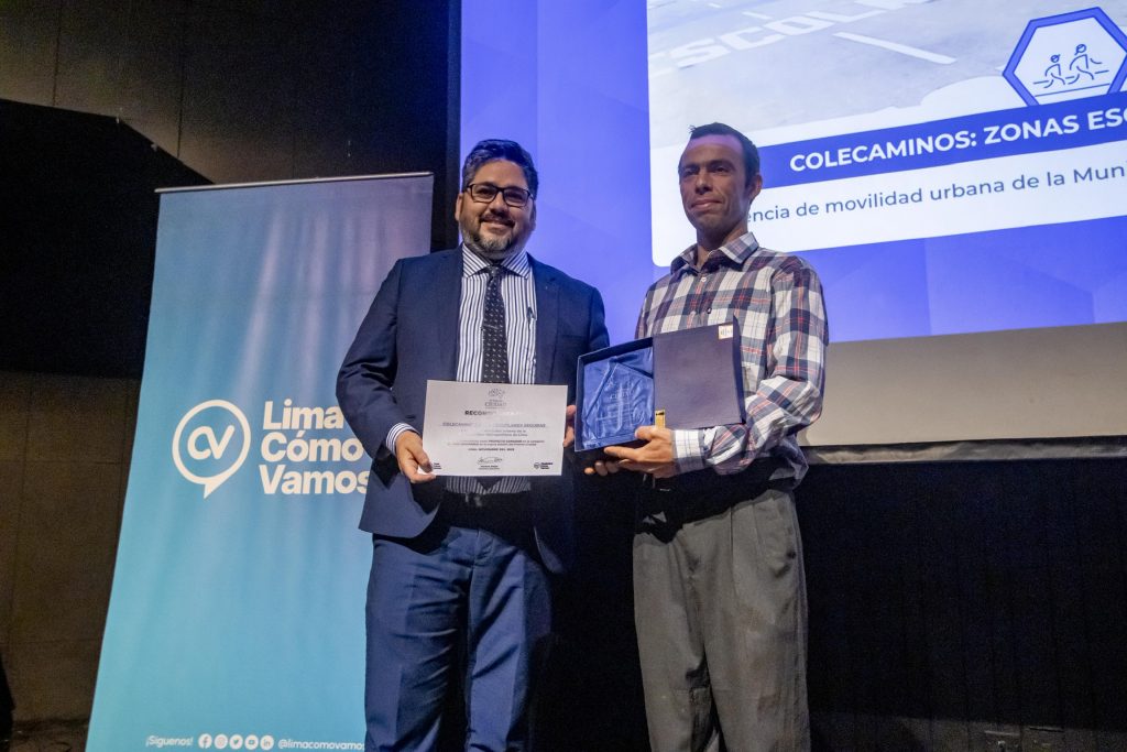 Representantes de la comuna limeña recibiendo un reconocimiento.