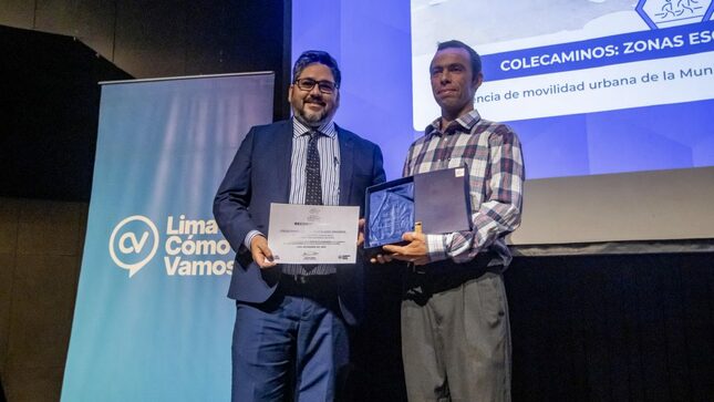 Representantes de la comuna limeña recibiendo un reconocimiento.