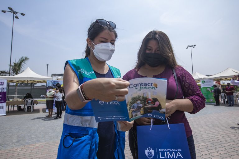 Personal de la comuna limeña brindando información al público.