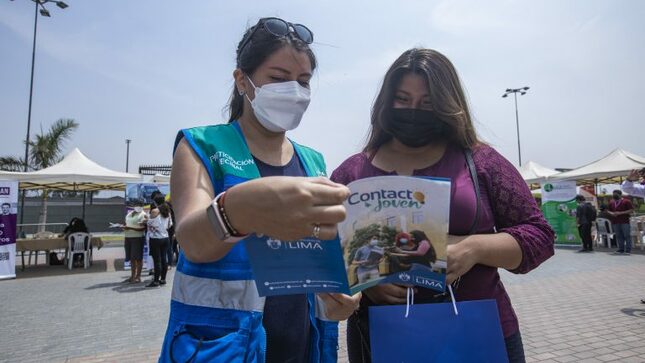Personal de la comuna limeña brindando información al público.