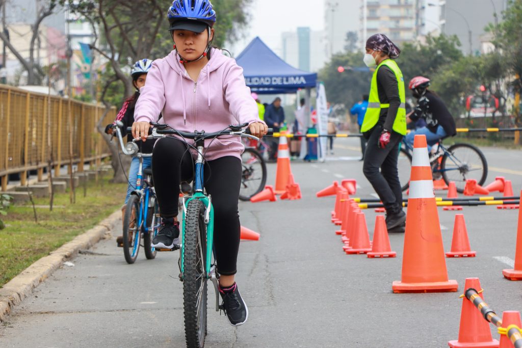 Mujer manejando bicicleta en la avenida Brasil.