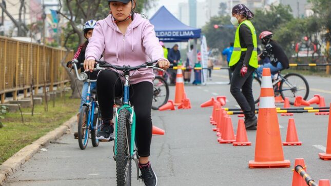 Mujer manejando bicicleta en la avenida Brasil.