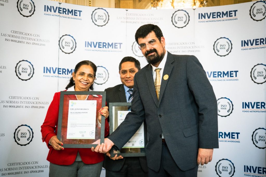 Representantes de Invermet en presentación de certificaciones.