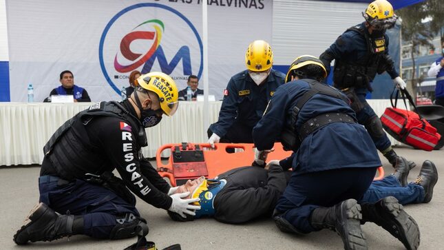 Personal de rescate participando en capacitación.