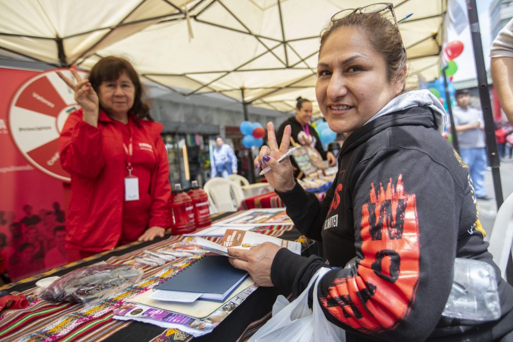 Mujer participando en Feria Lima Financiera.