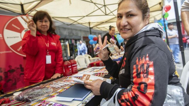 Mujer participando en Feria Lima Financiera.
