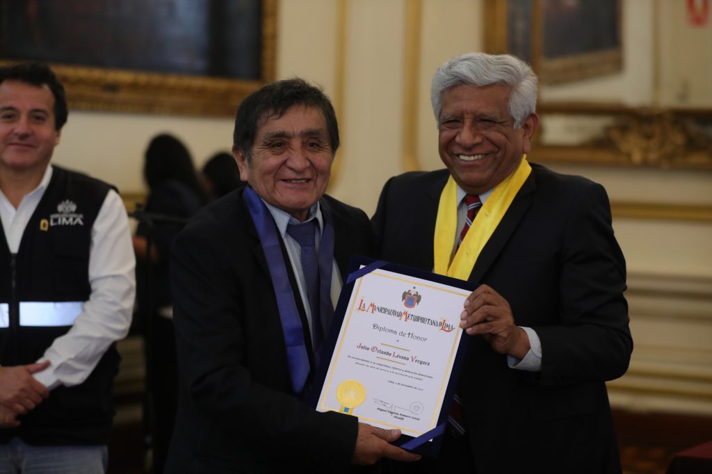 Alcalde Romero Sotelo entregando una condecoración.