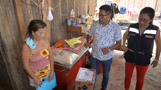 Llevan atención médica y alimentos a madre de familia con tres menores hijos 