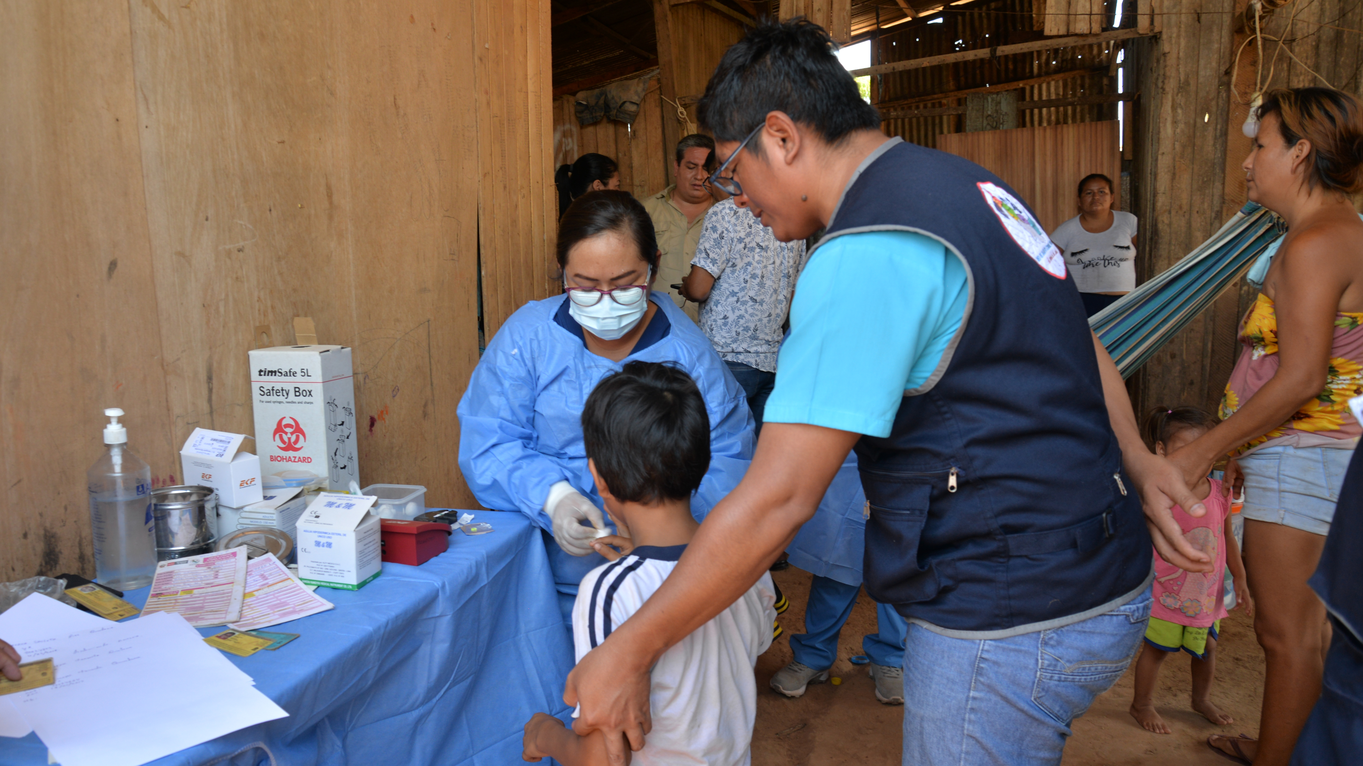 Llevan atención médica y alimentos a madre de familia con tres menores hijos