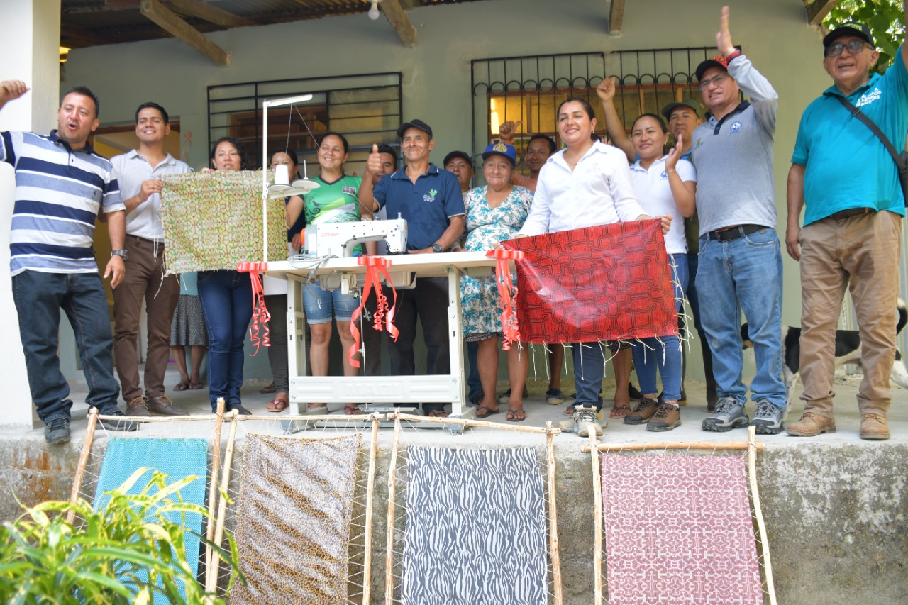 Entrega de maquinas de coser en apoyo a la industrialización de la shiringa