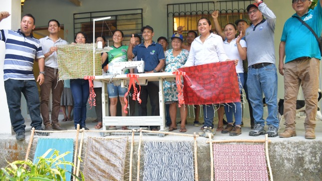 Entrega de maquinas de coser en apoyo a la industrialización de la shiringa