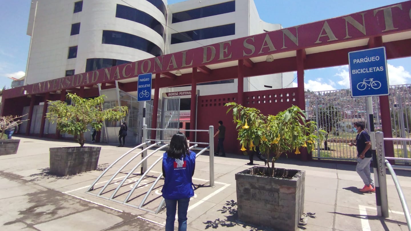 Fachada de la universidad