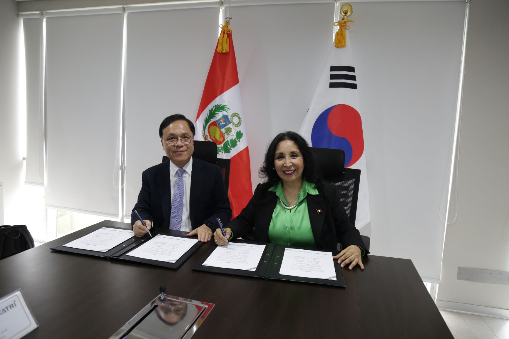Perú y Corea suscriben acuerdo de cooperación técnica para impulsar estándares en la industria textil