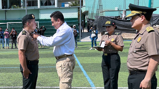 El ministro del Interior, Willy Huerta Olivas, condecoró hoy con la Orden al Mérito de la Policía Nacional del Perú (PNP) por la causal “Acción Distinguida” en el grado de Caballero a un efectivo policial, quien se enfrentó a tiros con delincuentes armados y frustró un asalto a un local comercial donde operaba un agente bancario en la ciudad de Jaén, región Cajamarca.

El S3 PNP Eidin Navarro Muñoz recibió la distinción especial en una ceremonia donde estuvieron presentes el titular del Ministerio del Interior (Mininter) y el comandante general de PNP, general de Policía Raúl Alfaro Alvarado, quienes llegaron especialmente hasta esta ciudad para presidir esta actividad.
  
Durante el acto protocolar, Huerta Olivas señaló que es importante resaltar este tipo de acciones, dado que el bienestar de la población es el principal motivo para que los agentes de la Policía Nacional enfrenten a la delincuencia en todas sus modalidades.

“Es para mí un orgullo y un gran honor encontrarme presente en esta ceremonia donde se reconoce el valeroso accionar de un compañero de armas. Que este sea la imagen y el mensaje para toda la ciudad de Jaén y para todo el país, que siempre hay un policía presto a servir, listo a morir por su prójimo”, remarcó.

Agregó que el sector Interior valora profundamente esa cuota de heroísmo puesta de manifiesto por el personal policial en bien de la seguridad del país.

Por su parte, el comandante general de la PNP señaló que es importante para la institución reconocer a aquellos integrantes que cada día laboran con vocación de servicio y están dispuestos a entregar su vida en esta lucha contra la criminalidad.

“Un policía es un héroe en potencia porque nadie sabe en qué momento se va a enfrentar a la muerte y está dispuesto a desafiarla, porque no le teme. […] A todos los policías que prestan servicio en Jaén, nuestro reconocimiento y abrazo fraterno. Los exhorto a continuar en el esfuerzo de ser mejores cada día”, sostuvo.

A su turno, el S3 PNP Eidin Navarro Muñoz agradeció la distinción y la deferencia del titular del sector y del alto mando policial por estar presentes en esta ceremonia de reconocimiento a su labor.

“Estoy muy agradecido, emocionado y orgulloso de pertenecer a esta institución. Sé que, si algún día me toca volver a estar en la misma situación, no dudaría y nuevamente intervendría porque para eso estamos formados y nuestra vocación de servicio es muy fuerte”, afirmó.

El valeroso efectivo resultó herido con cuatro impactos de bala el pasado 2 de agosto, tras enfrentarse a un grupo de delincuentes que iban a asaltar un agente bancario ubicado en el centro de la ciudad de Jaén. Pese a estar en su día de franco y vestido de civil, Navarro Muñoz actuó en defensa de los ciudadanos en peligro, frustrando el asalto y deteniendo a dos hampones. 

La ceremonia de reconocimiento se desarrolló esta mañana en la Comisaría de Jaén. En el acto protocolar también participaron el jefe de la División Policial de Jaén, Gilmer Torres; la subprefecta de Jaén, Nirella Aguilar; entre otros autoridades policiales y civiles.
