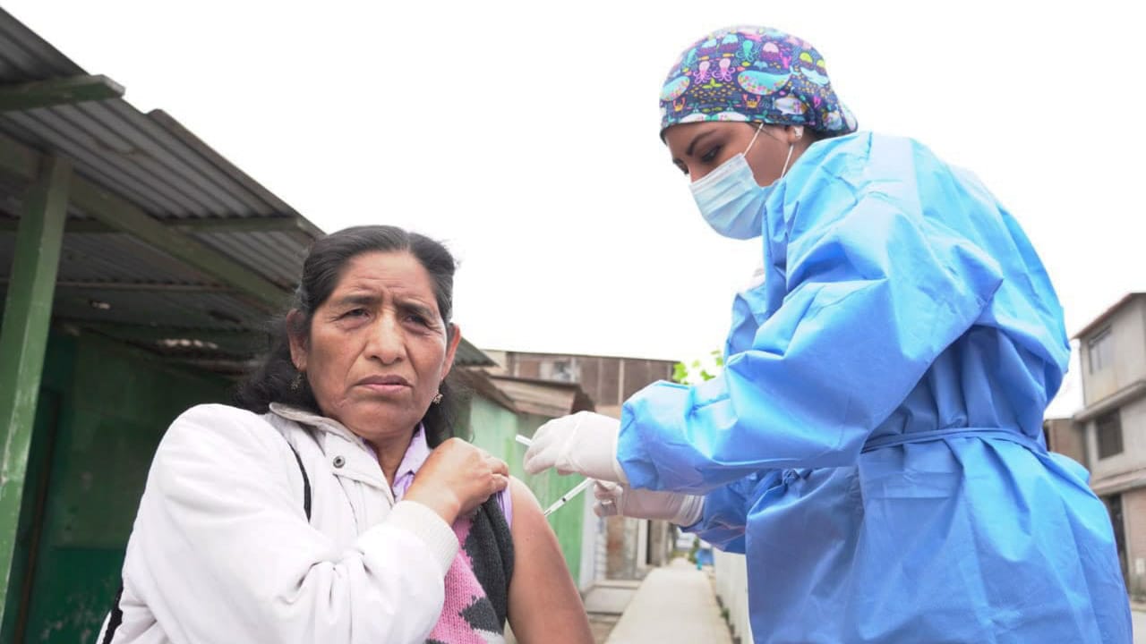 Brigadas continúan cerrando brechas de vacunación en Lima sur