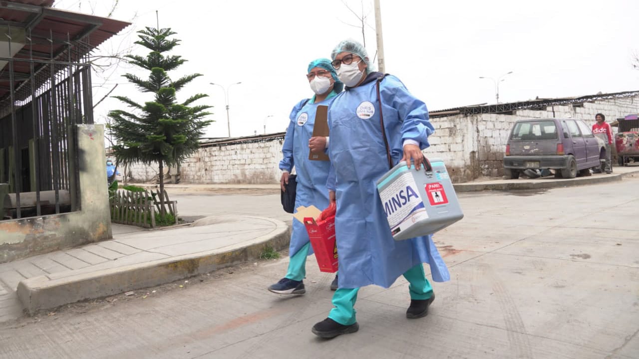 Brigadas continúan cerrando brechas de vacunación en Lima sur