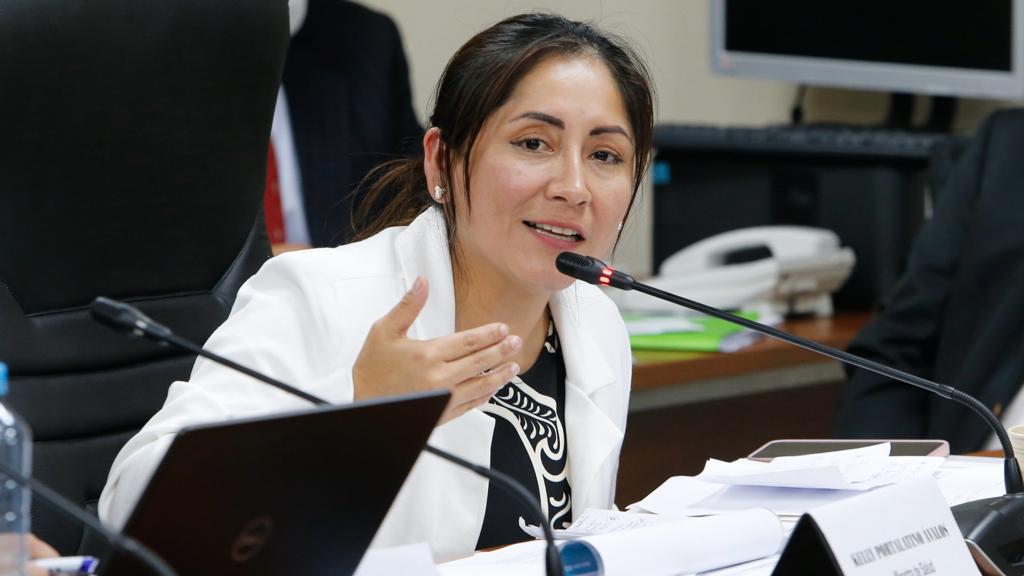 Ministra Kelly Portalatino sustenta nombramiento del personal asistencial y administrativo ante el Congreso