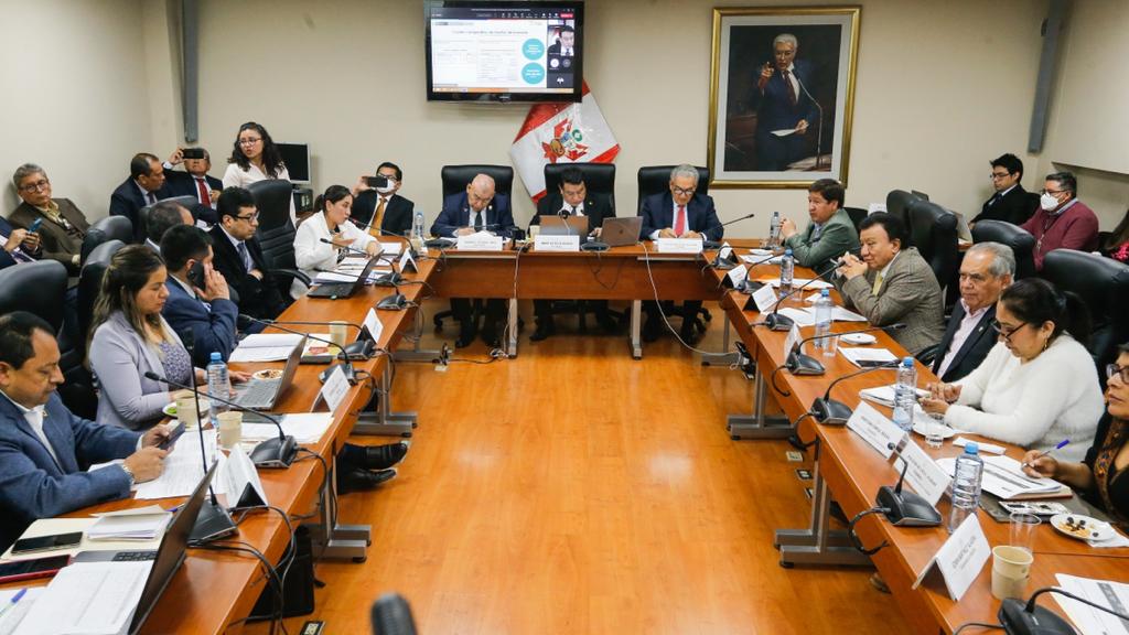 Ministra Kelly Portalatino sustenta nombramiento del personal asistencial y administrativo ante el Congreso