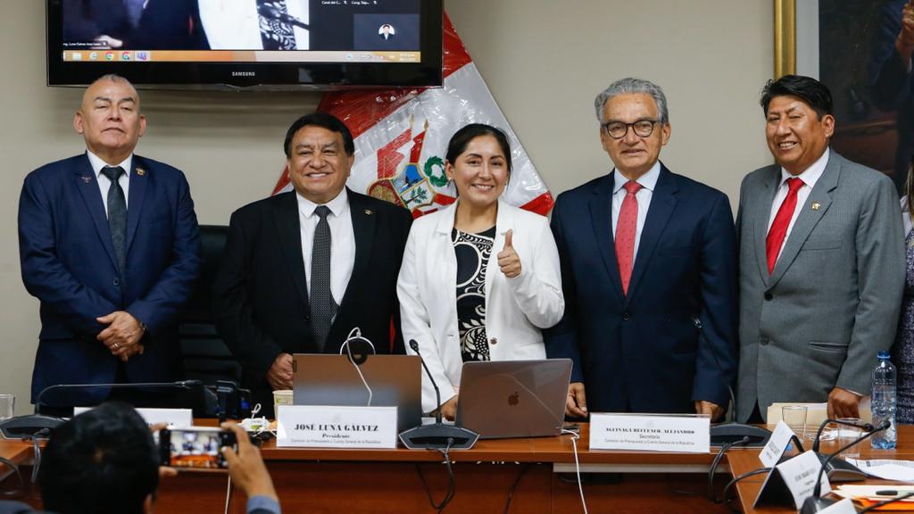 Ministra Kelly Portalatino sustenta nombramiento del personal asistencial y administrativo ante el Congreso