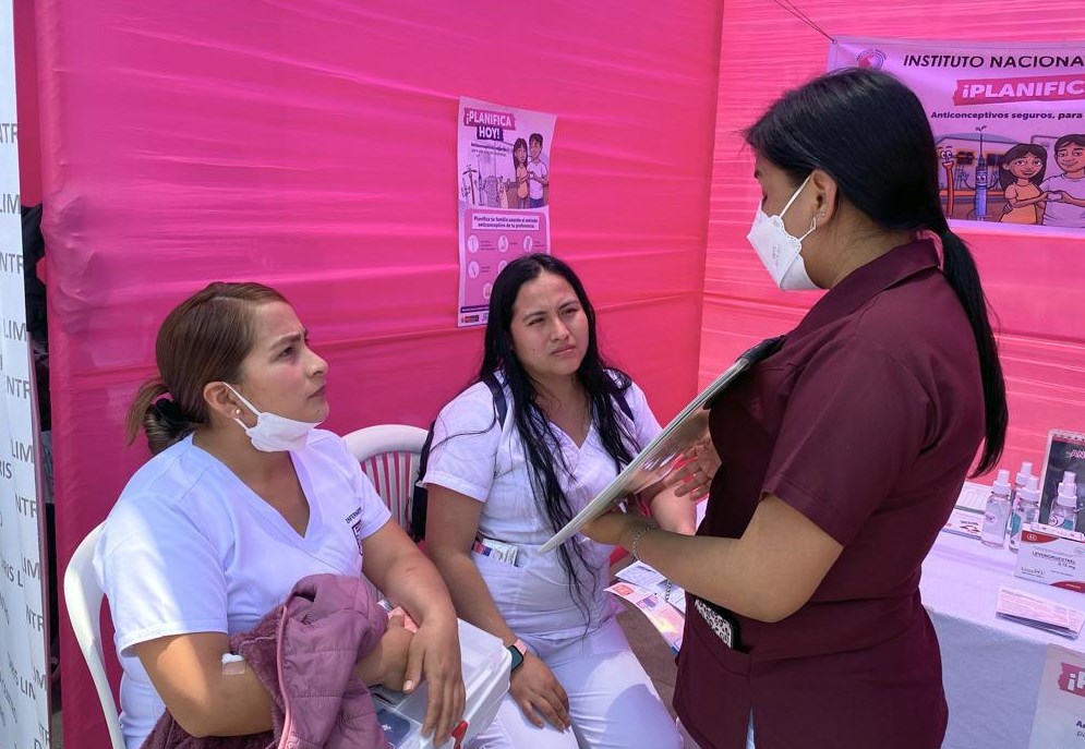 obstetra brindando consejería a dos mujeres