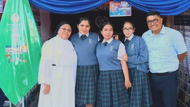 Equipo de I.E ganadora.