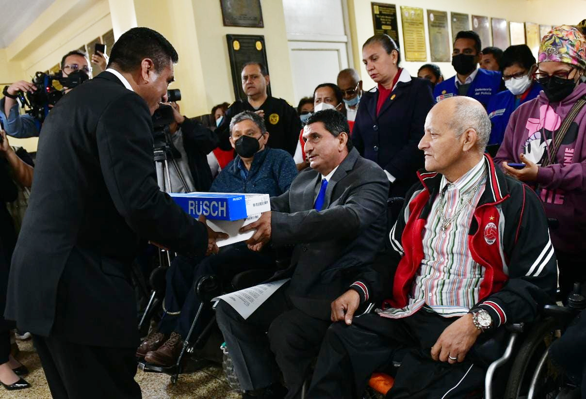 Ministro Huerta lideró entrega de material biomédico a policías con lesión medular