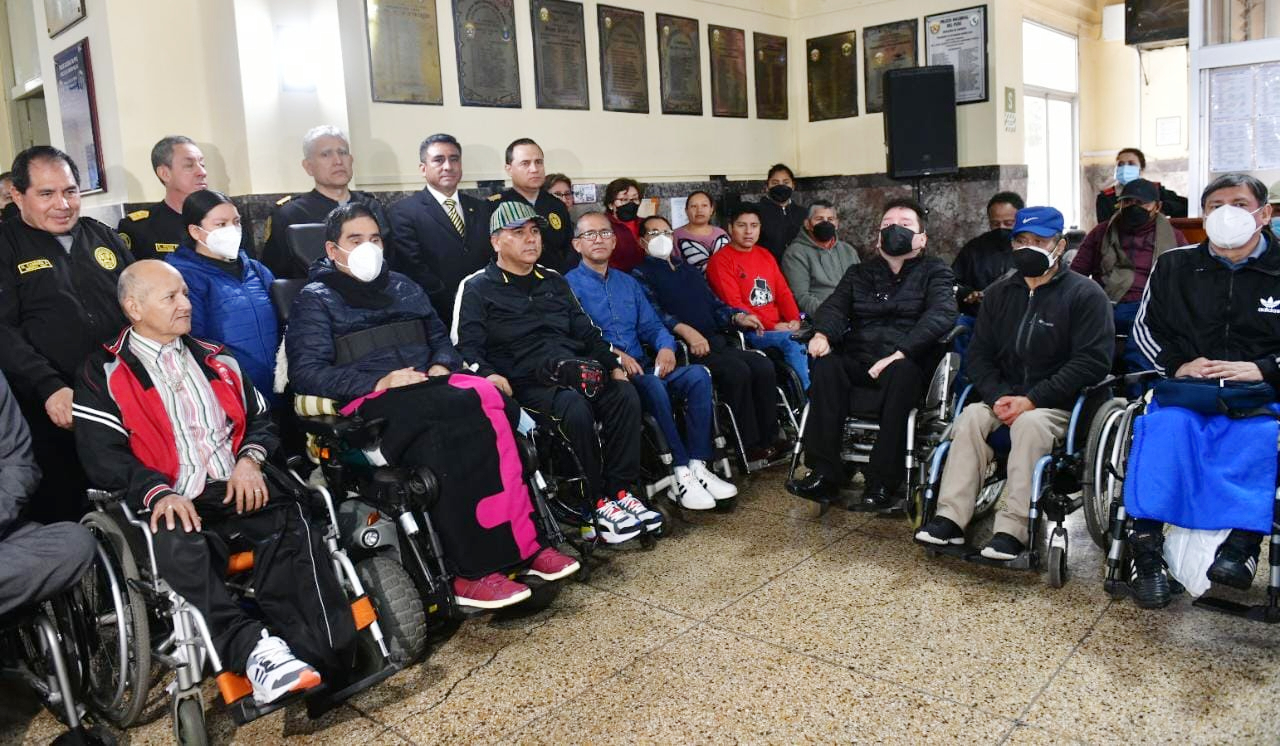 Ministro Huerta lideró entrega de material biomédico a policías con lesión medular