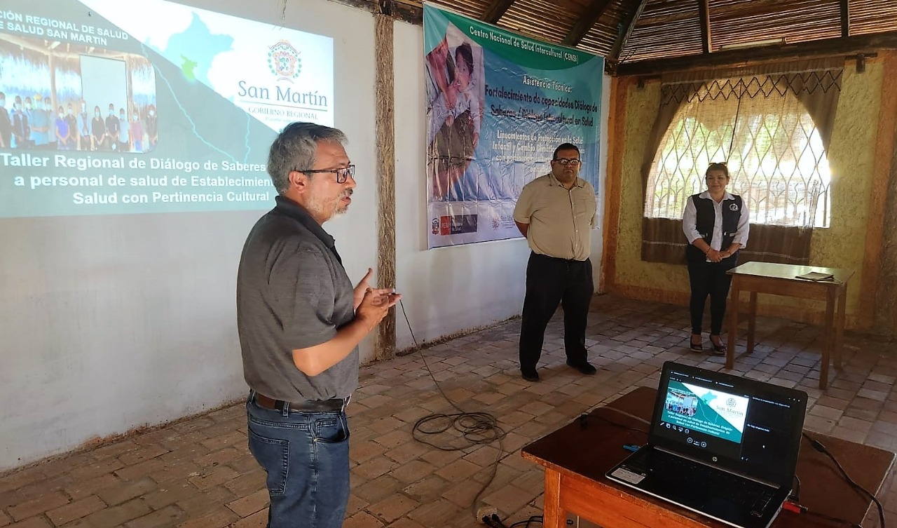 Expositor del taller regional de diálogo de saberes para personal de los establecimientos de salud con pertinencia cultural.