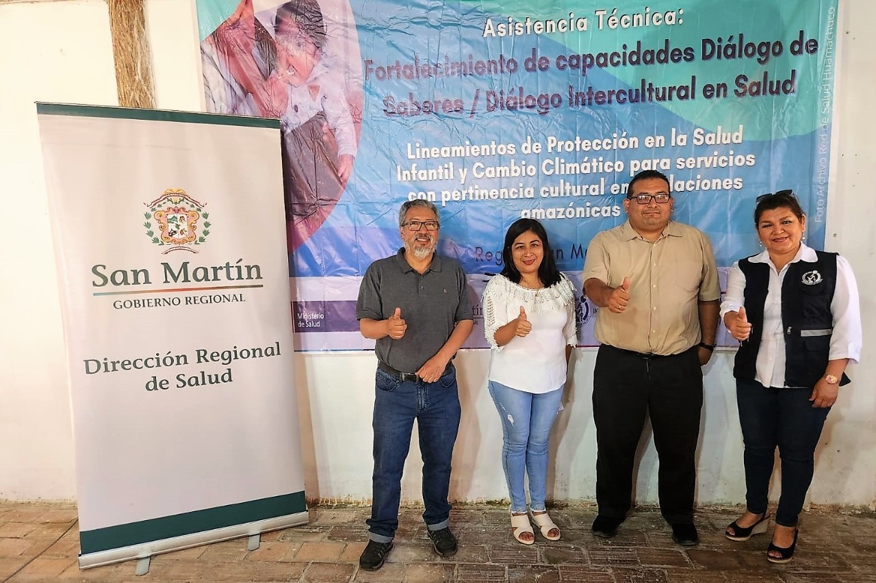 Expositores y autoridades del sector Salud en el taller regional de diálogo de saberes para personal de los establecimientos de salud con pertinencia cultural.