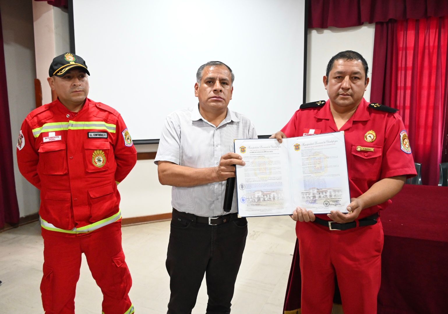 Cía. de Bomberos 101 Higos Urco recibe donación de terreno después de 27 años de creación
