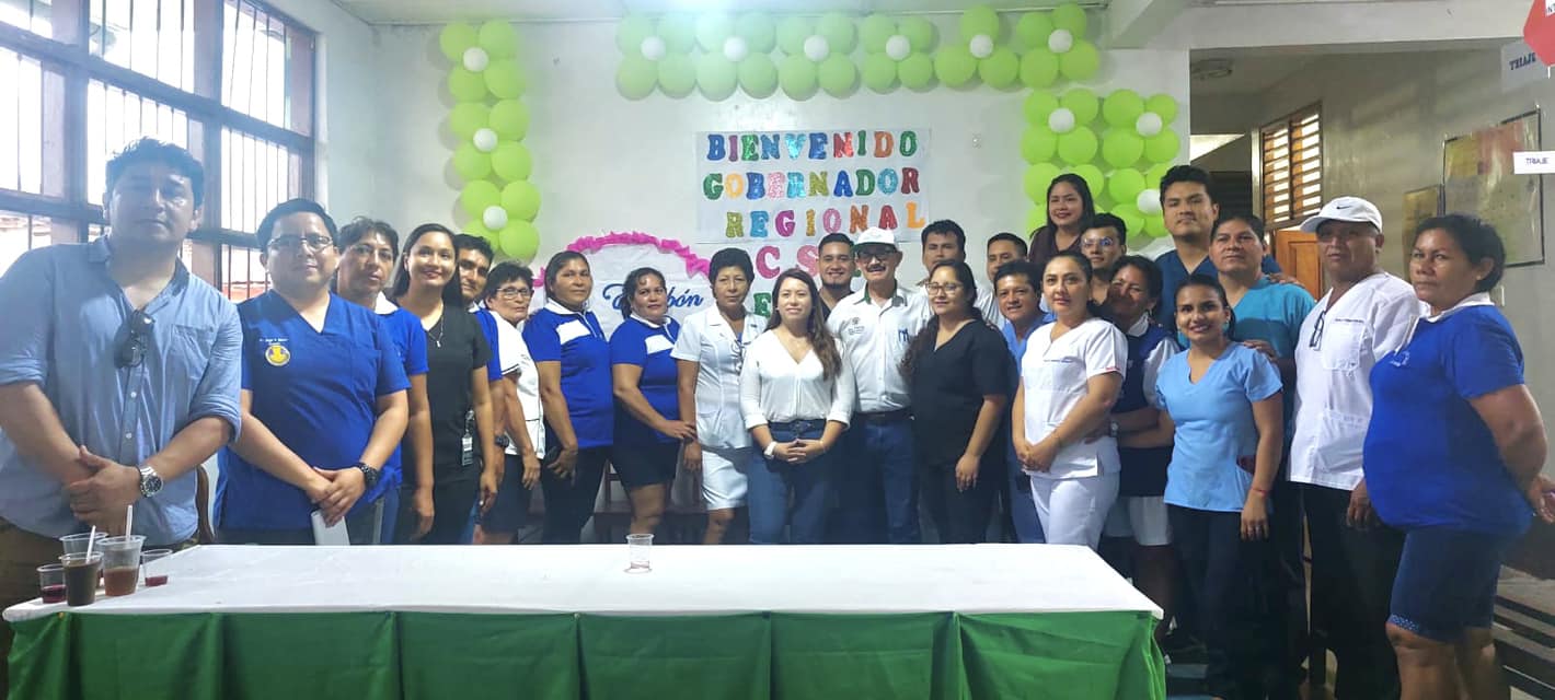 Foto grupal en el Centro de Salud de El Eslabón.