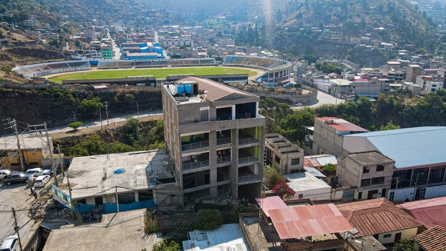 Vista panorámica frontal de la obra