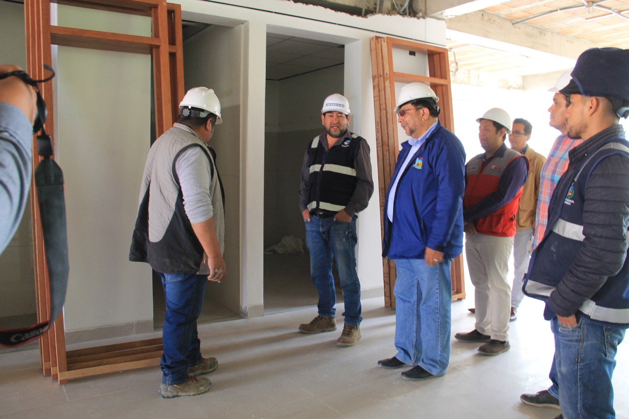 Gobernador junto a los ingenieros de la obra