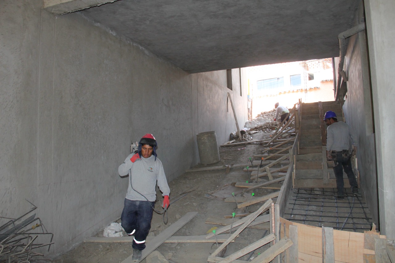 Trabajadores de la obra dentro de la construcción