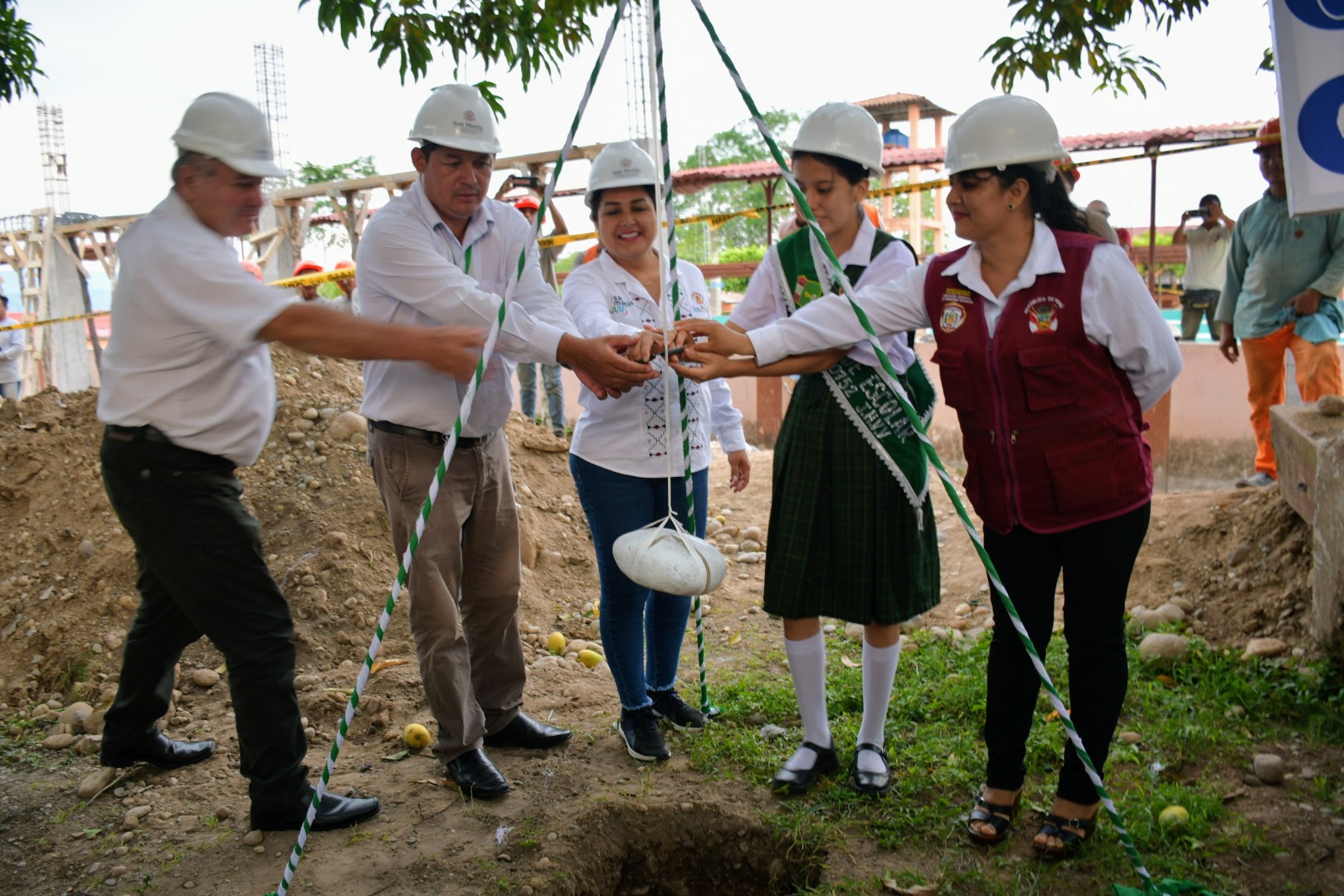 Primera piedra  para la nueva infraestructura deportiva de la IE N° 0752 de Sacanche