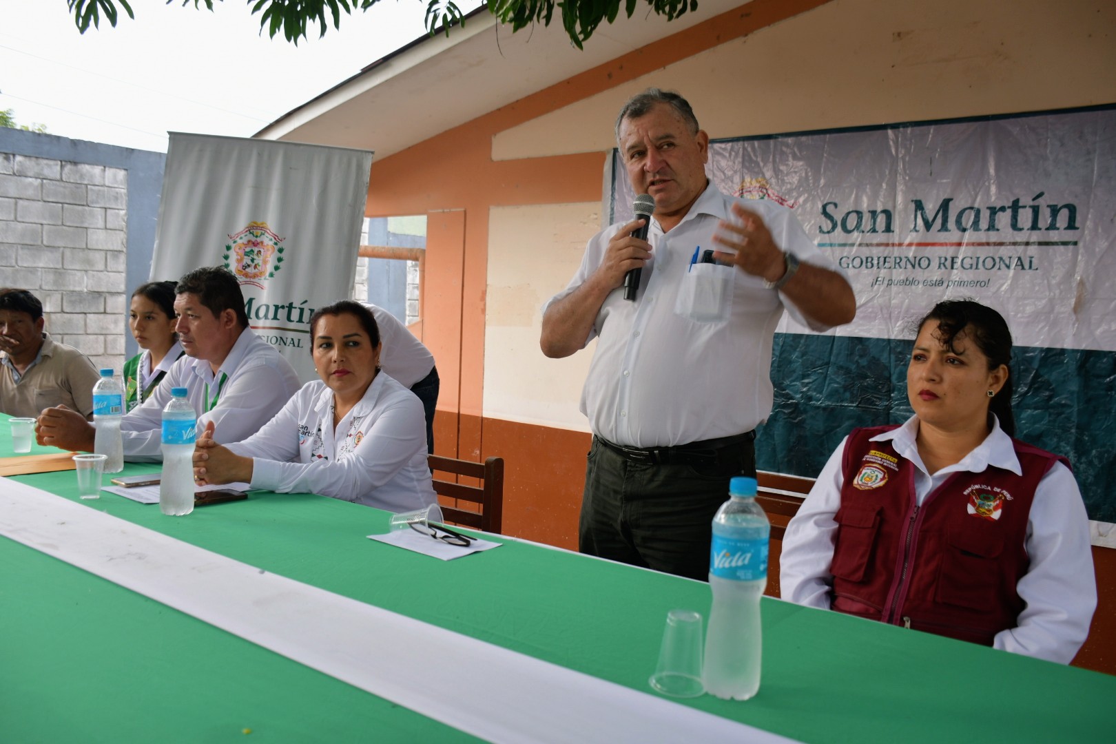 Autoridades en la ceremonia de la primera piedra  para la nueva infraestructura deportiva de la IE N° 0752 de Sacanche