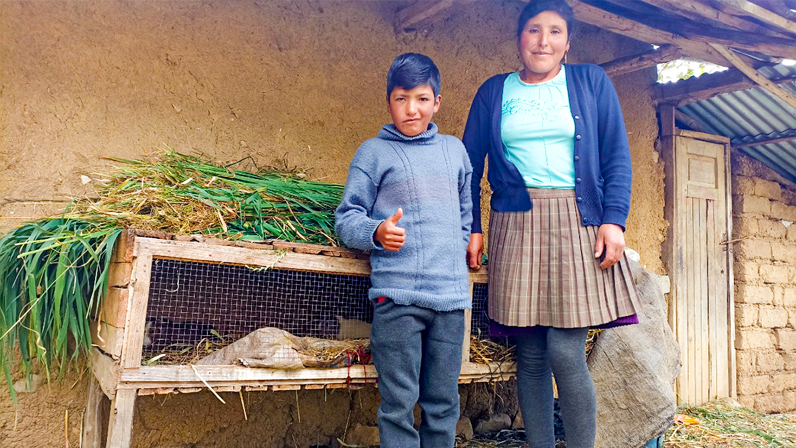 Niño usuario del programa contigo junto a lado de su mamá frente a su casa.