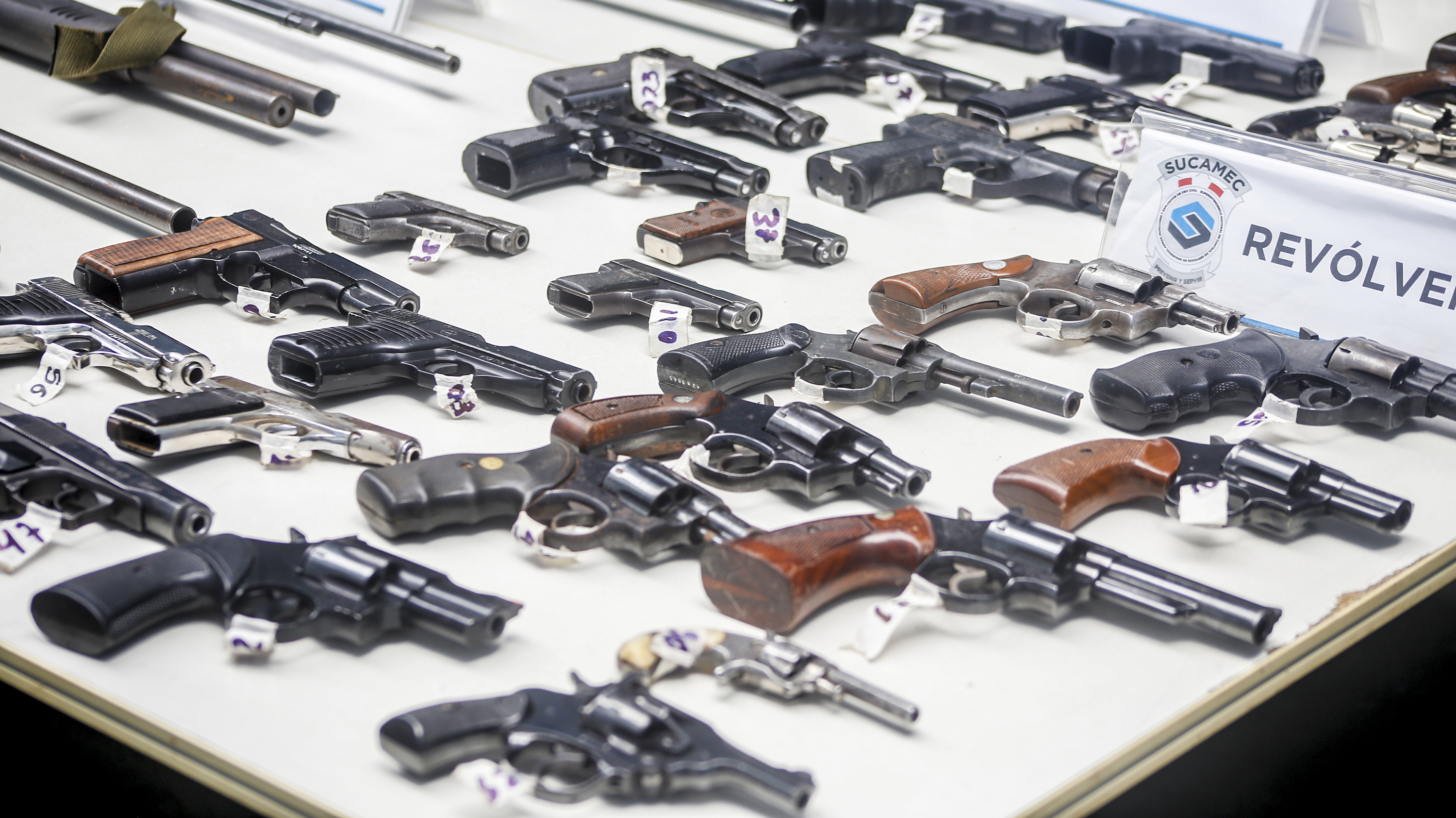 Un total de 4,667 armas que permanecen internadas en los almacenes de la Superintendencia Nacional de Control de Servicios de Seguridad, Armas, Municiones y Explosivos de Uso Civil (Sucamec), entidad adscrita al sector Interior, es por el delito de tenencia ilegal de armas de fuego.
Así lo informó el superintendente nacional de la Sucamec, Alberto Balladares Ramírez, quien señaló que las armas de fuego internadas por tenencia ilegal representan el 42% del total de armas que hay los almacenes.