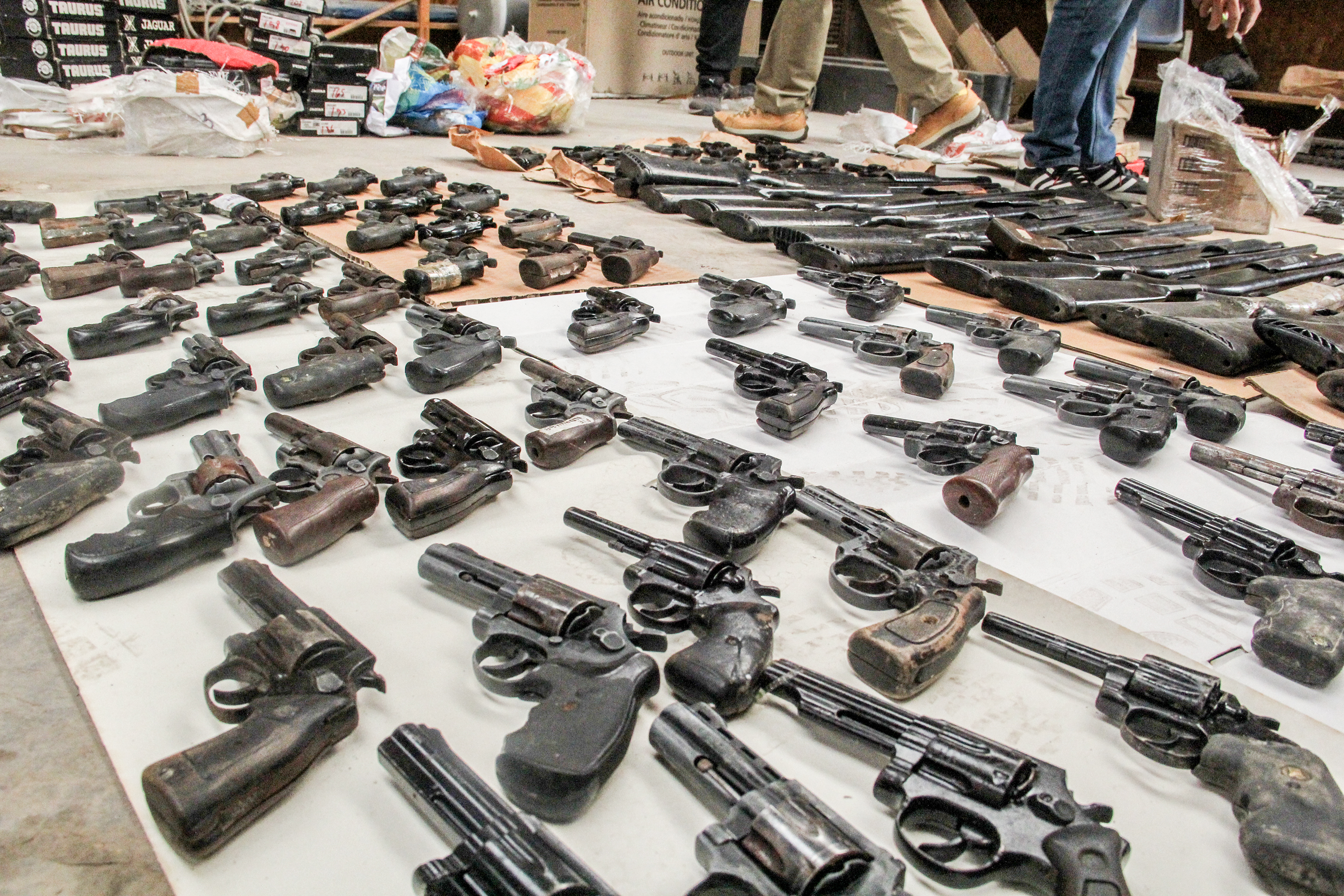Un total de 4,667 armas que permanecen internadas en los almacenes de la Superintendencia Nacional de Control de Servicios de Seguridad, Armas, Municiones y Explosivos de Uso Civil (Sucamec), entidad adscrita al sector Interior, es por el delito de tenencia ilegal de armas de fuego.
Así lo informó el superintendente nacional de la Sucamec, Alberto Balladares Ramírez, quien señaló que las armas de fuego internadas por tenencia ilegal representan el 42% del total de armas que hay los almacenes.